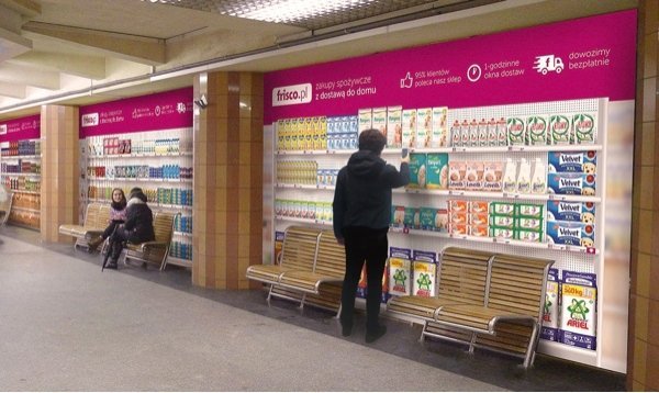 Das erste virtuelle Lebensmittelgeschäft in Warschau U-Bahn