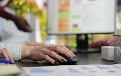 Grafikdesigner bei der Erstellung einer professionellen Website Grafikdesigner bei der Erstellung einer professionellen Website